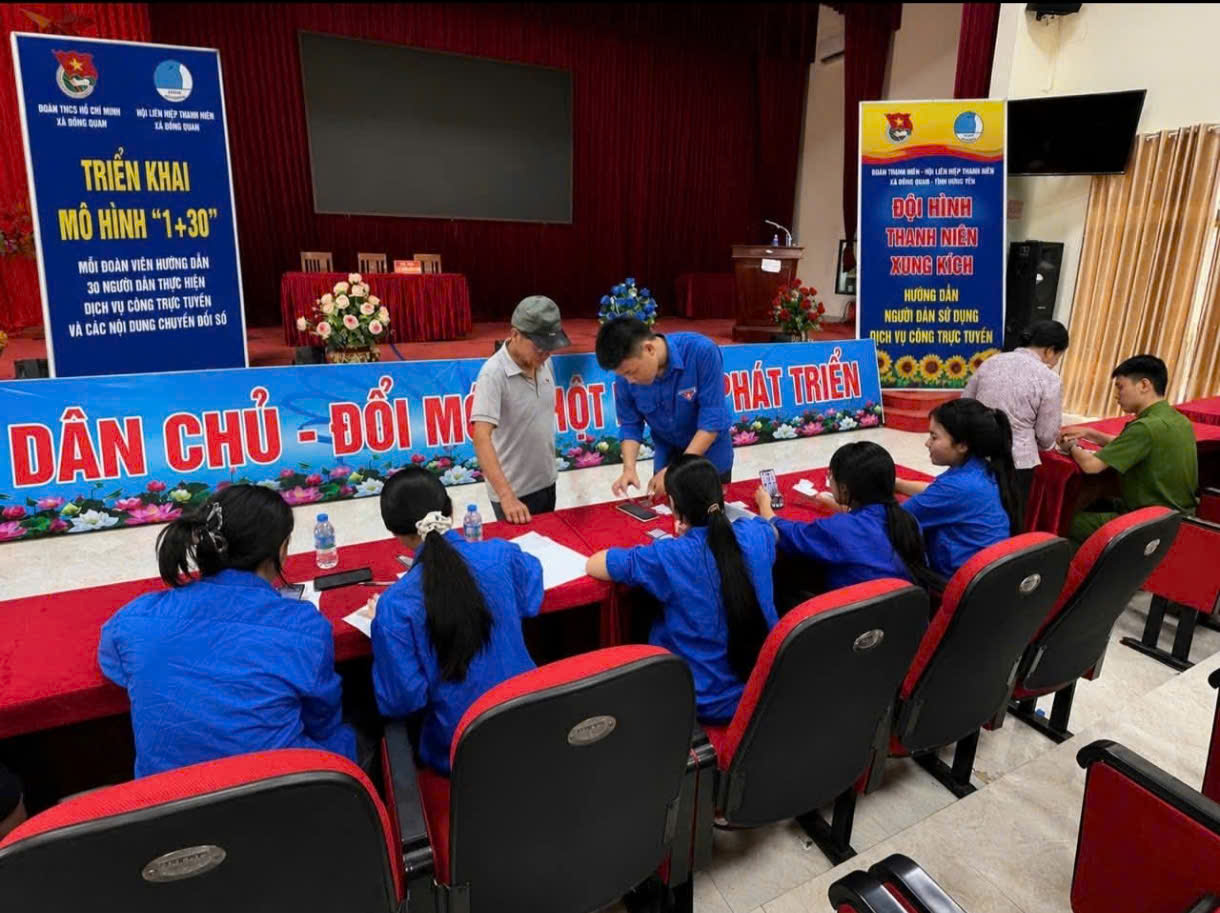 TUỔI TRẺ XÃ ĐÔNG QUAN XUNG KÍCH PHỐI HỢP VỚI CÔNG AN XÃ HƯỚNG DẪN, HỖ TRỢ CHUYỂN ĐỔI SỐ CỘNG ĐỒNG