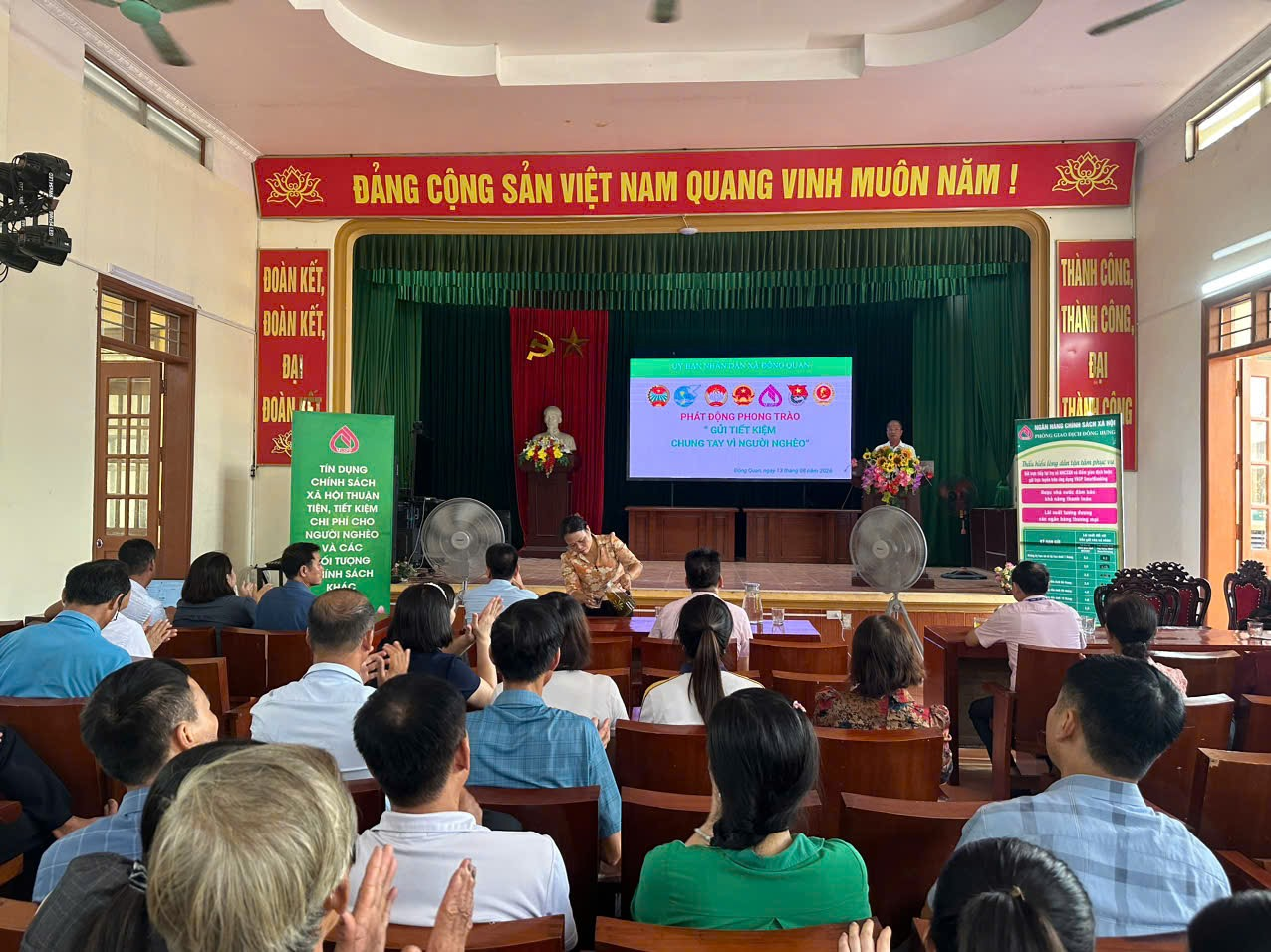 GỬI TIỀN TIẾT KIỆM CHUNG TAY VÌ NGƯỜI NGHÈO TẠI XÃ ĐÔNG QUAN.