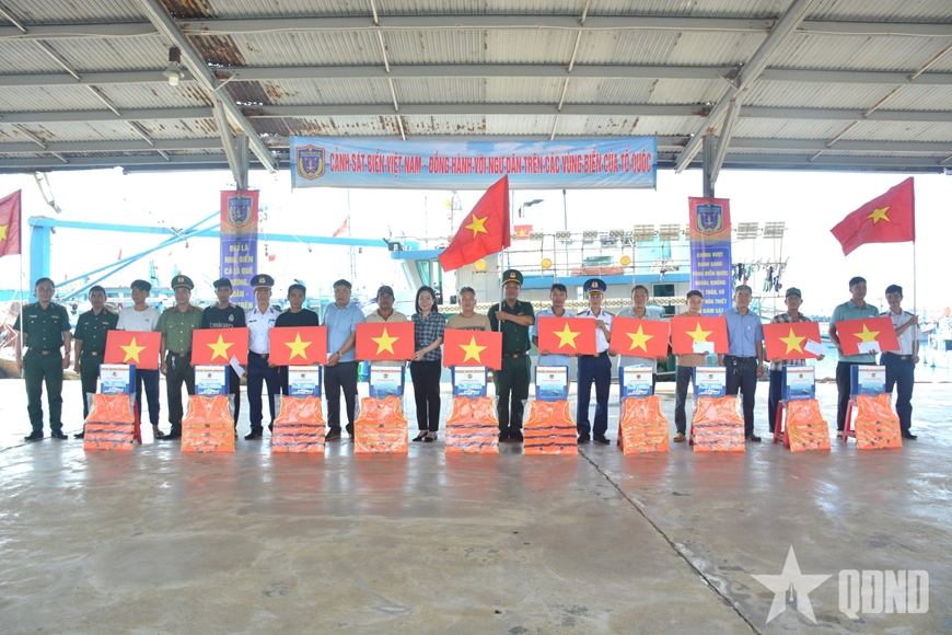 ĐẢNG ỦY XÃ ĐÔNG QUAN CHỈ ĐẠO ĐẨY MẠNH TUYÊN TRUYỀN CHƯƠNG TRÌNH “CẢNH SÁT BIỂN ĐỒNG HÀNH VỚI NGƯ DÂN”