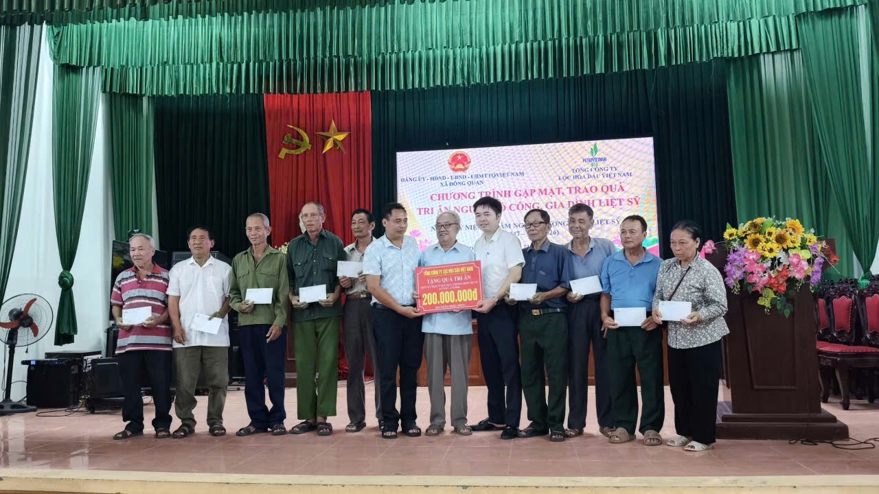 XÃ ĐÔNG QUAN PHỐI HỢP VỚI TỔNG CÔNG TY LỌC HOÁ DẦU VIỆT NAM TỔ CHỨC CHƯƠNG TRÌNH GẶP MẶT, TRAO QUÀ TRI ÂN NGƯỜI CÓ CÔNG VÀ GIA ĐÌNH LIỆT SỸ