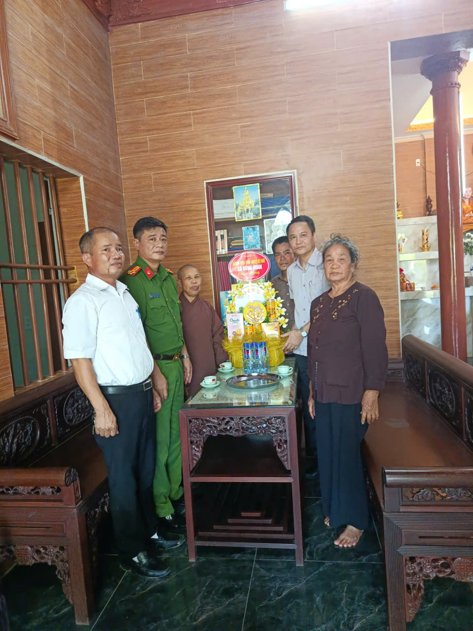 Xã Đông Quan thăm, chúc mừng các cơ sở Phật giáo nhân dịp đại lễ Phật đản năm 2026