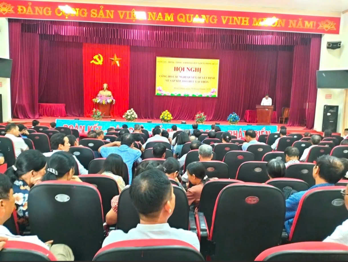 XÃ ĐÔNG QUAN CÔNG BỐ NGHỊ QUYẾT SẮP XẾP THÔN, QUYẾT ĐỊNH CHỈ ĐỊNH CẤP ỦY CÁC CHI BỘ VÀ CÁC CHỨC DANH KHÔNG CHUYÊN TRÁCH