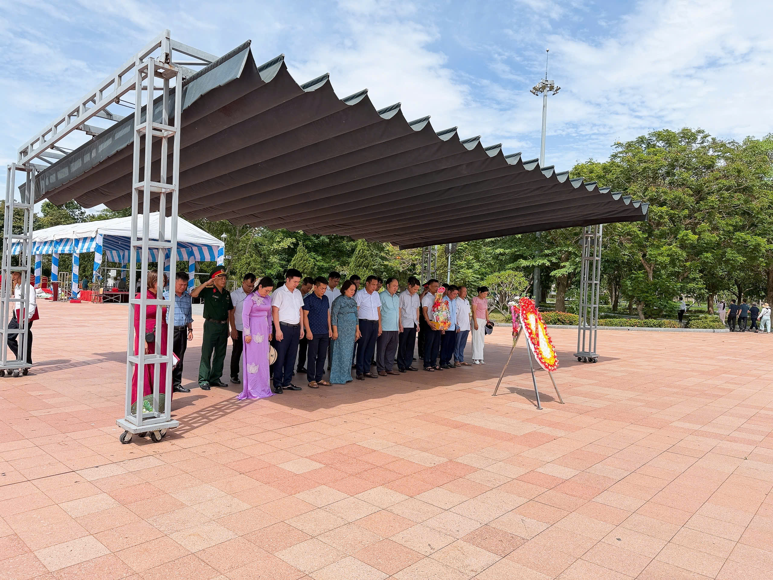 ĐOÀN CÔNG TÁC XÃ ĐÔNG QUAN THẮP HƯƠNG TRI ÂN CÁC LIỆT SỸ NHÂN KỶ NIỆM 79 NĂM NGÀY THƯƠNG BINH LIỆT SỸ (27/7/1947 – 27/7/2026).