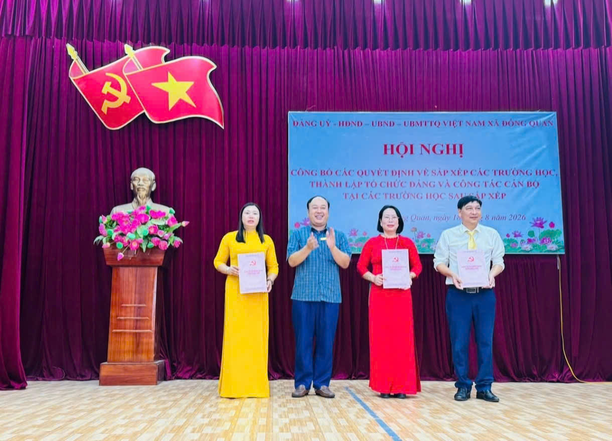 Xã Đông Quan công bố các quyết định về sắp xếp các trường học trên địa bàn xã; thành lập Đảng bộ trường học và quyết định về công tác cán bộ